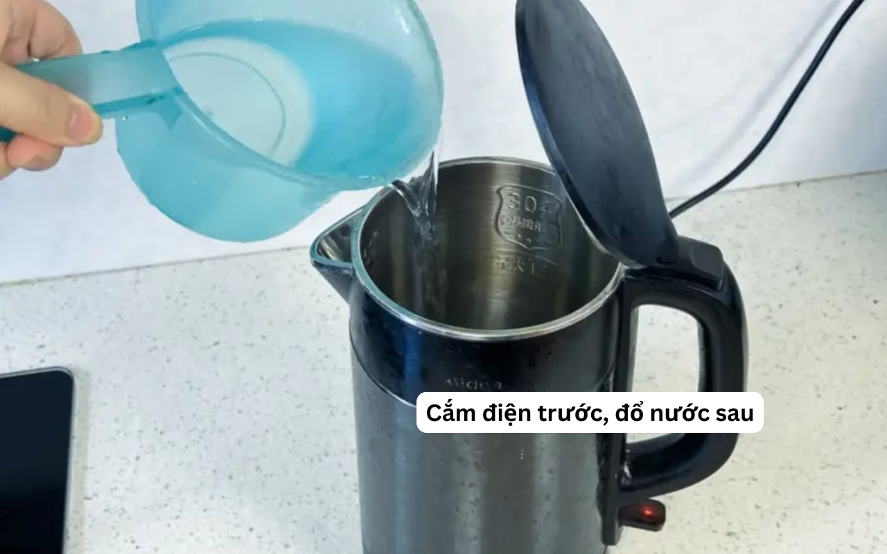 Cảnh báo 5 sai lầm tai hại khi dùng ấm siêu tốc: Số 4 nhiều người mắc, bác sĩ khuyên phải sửa gấp- Ảnh 2.