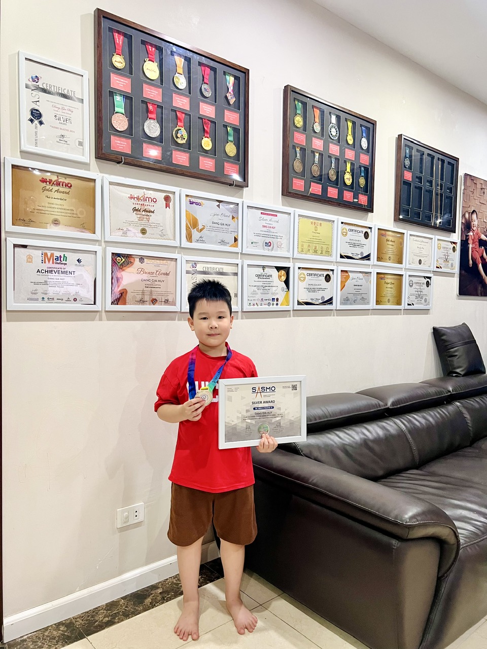 Cậu bé Hà Nội đạt hàng loạt Huy chương, Học bổng dù CHƯA VÀO LỚP 1: Bố tiết lộ lịch học bất ngờ, nói thẳng về tranh cãi trên MXH- Ảnh 4.