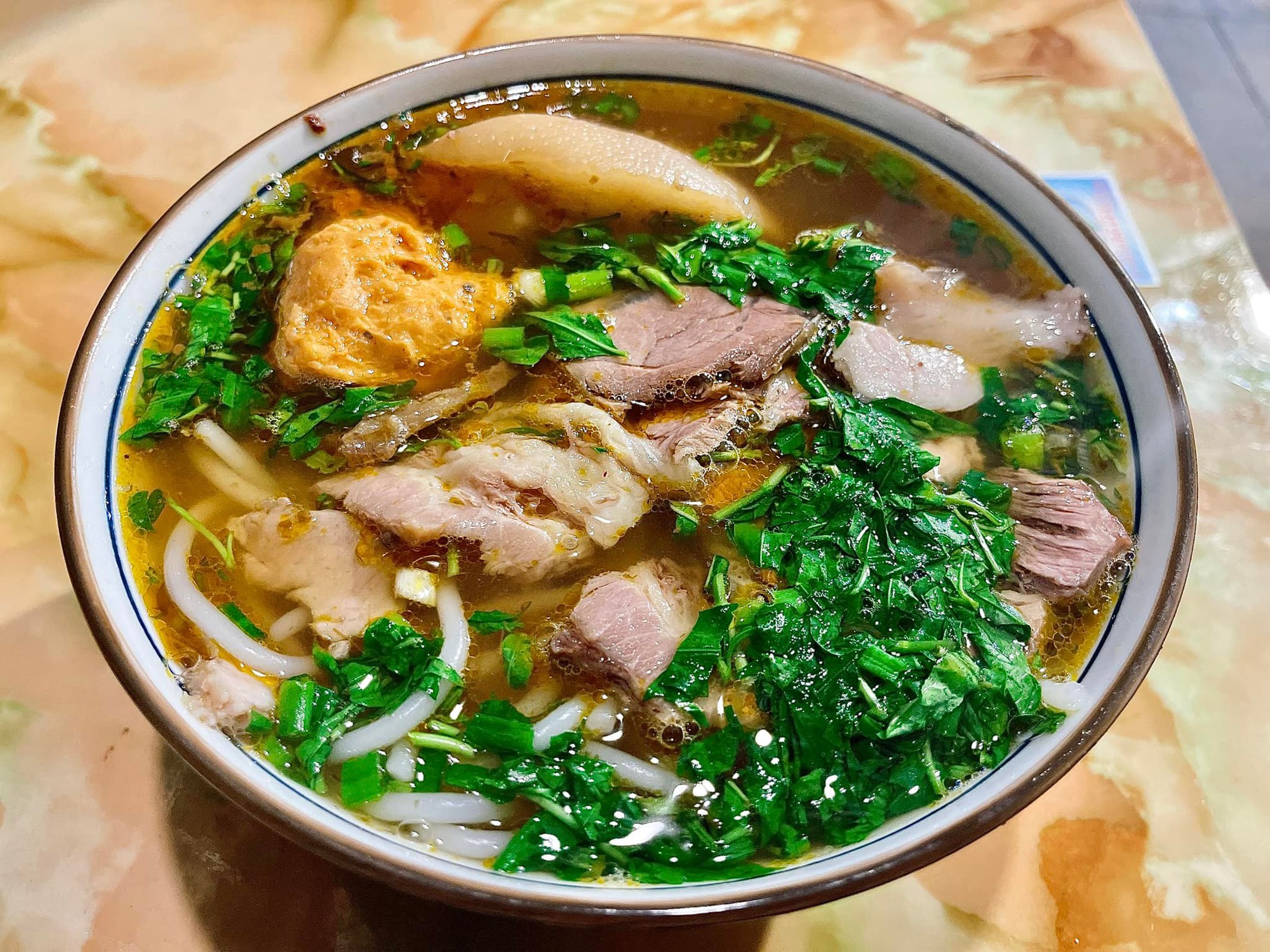Đi ăn “Di sản văn hóa phi vật thể Quốc Gia” ở 5 địa điểm chuẩn gu dân bản địa, topping đặc biệt chỉ ở Huế mới có- Ảnh 1.