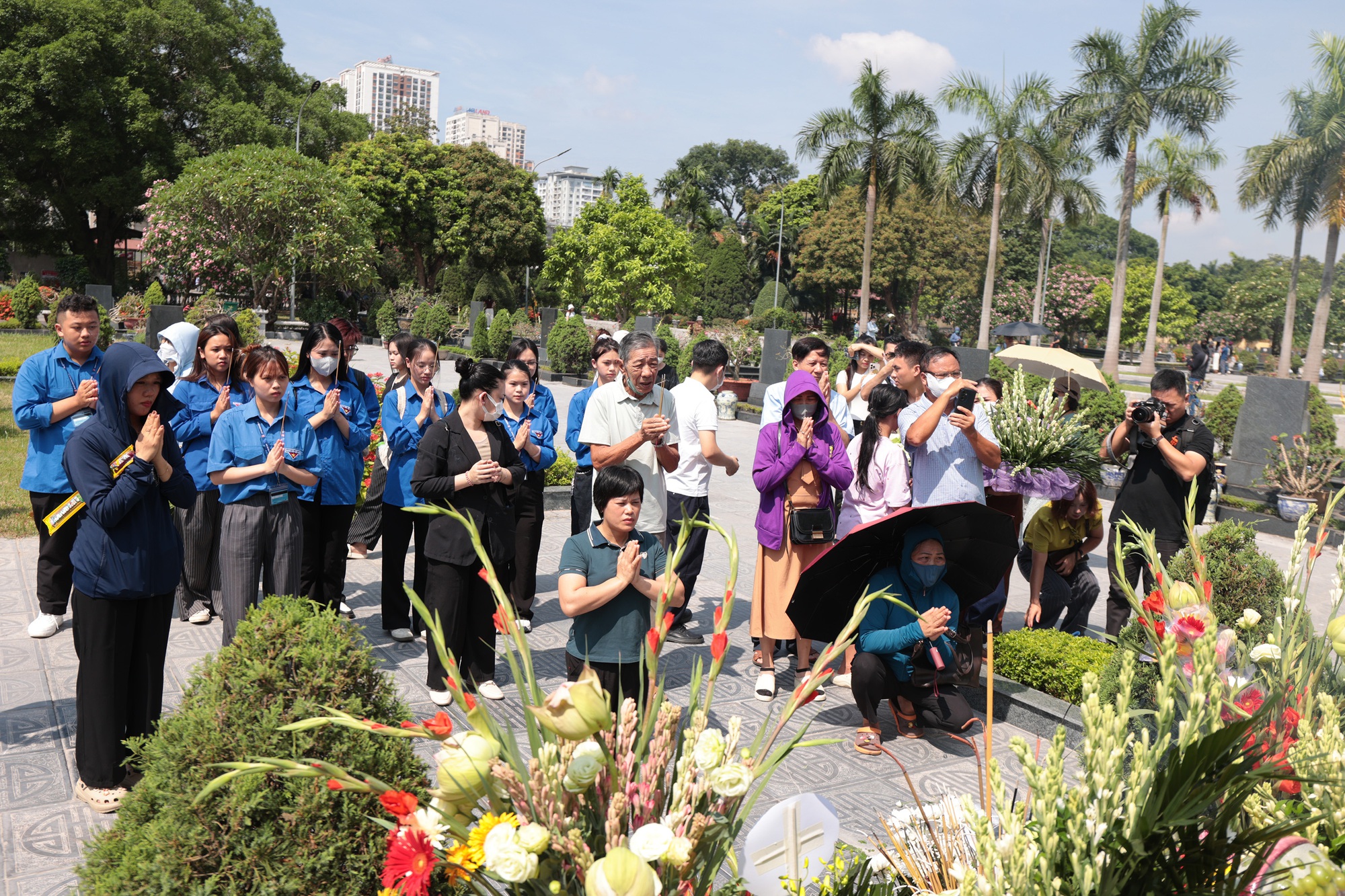 Lá thư tay và những hình ảnh xúc động trước phần mộ cố Tổng Bí thư Nguyễn Phú Trọng trong ngày giỗ đầu- Ảnh 1.