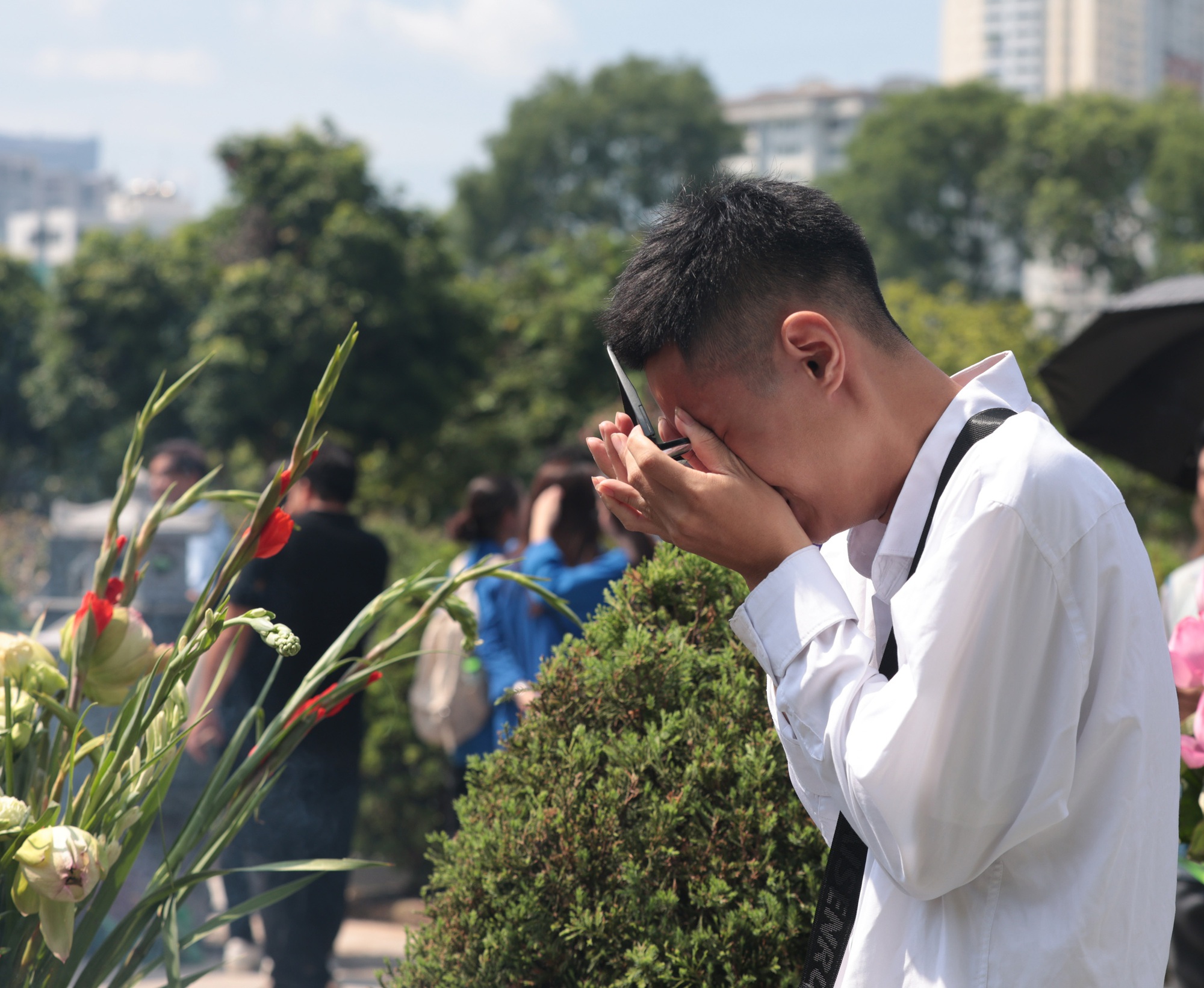 Lá thư tay và những hình ảnh xúc động trước phần mộ cố Tổng Bí thư Nguyễn Phú Trọng trong ngày giỗ đầu- Ảnh 9.