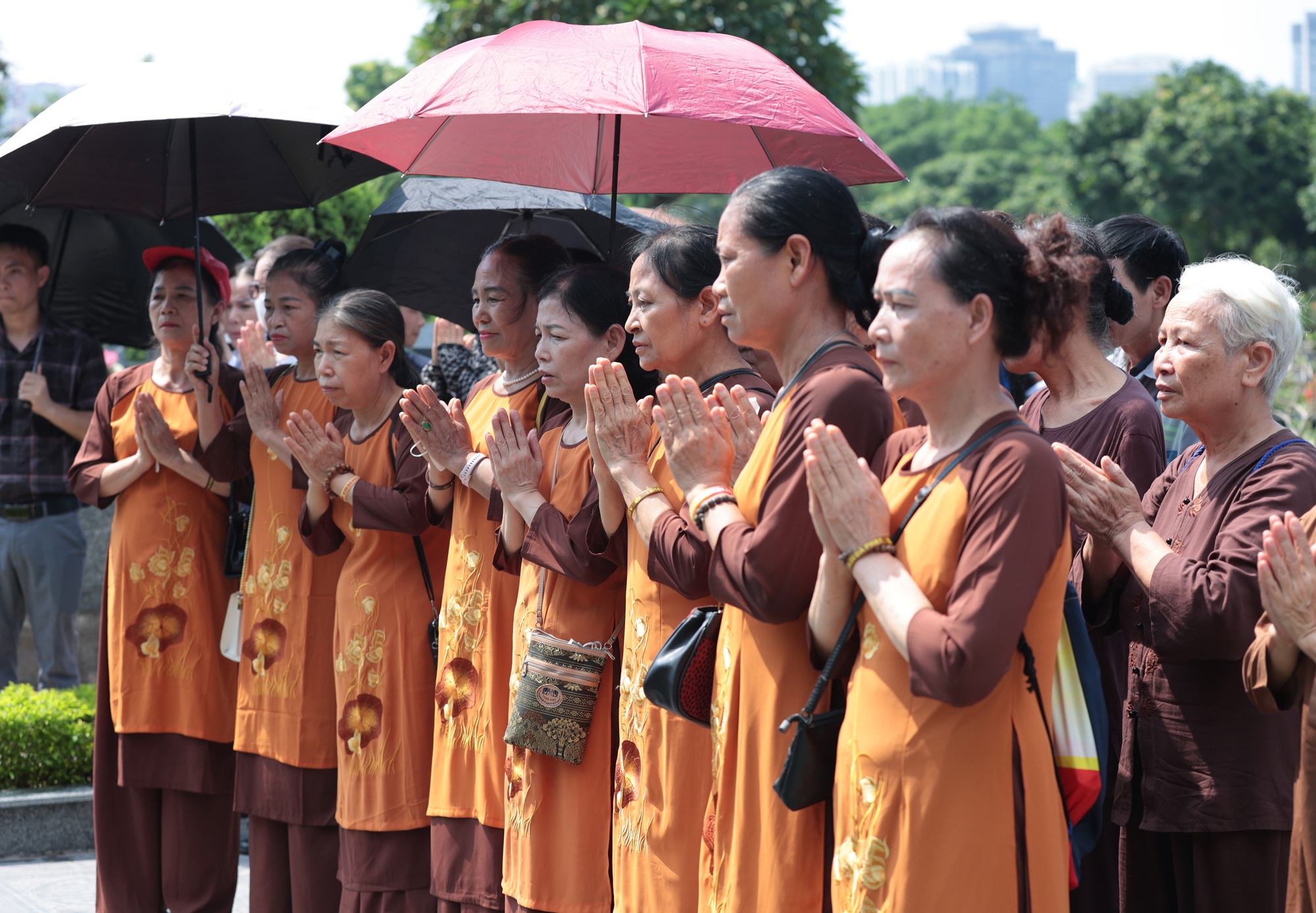 Lá thư tay và những hình ảnh xúc động trước phần mộ cố Tổng Bí thư Nguyễn Phú Trọng trong ngày giỗ đầu- Ảnh 5.