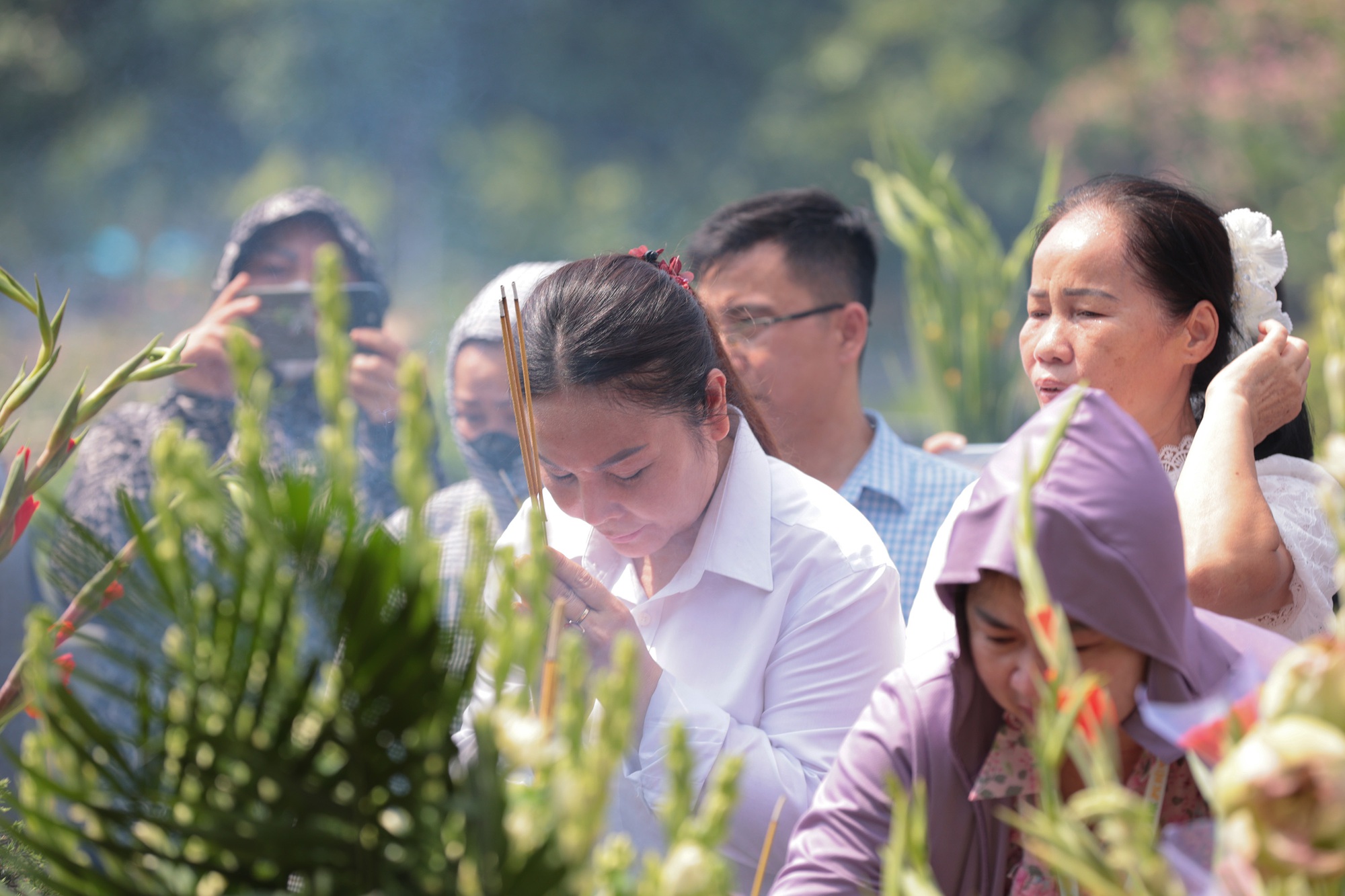 Lá thư tay và những hình ảnh xúc động trước phần mộ cố Tổng Bí thư Nguyễn Phú Trọng trong ngày giỗ đầu- Ảnh 7.