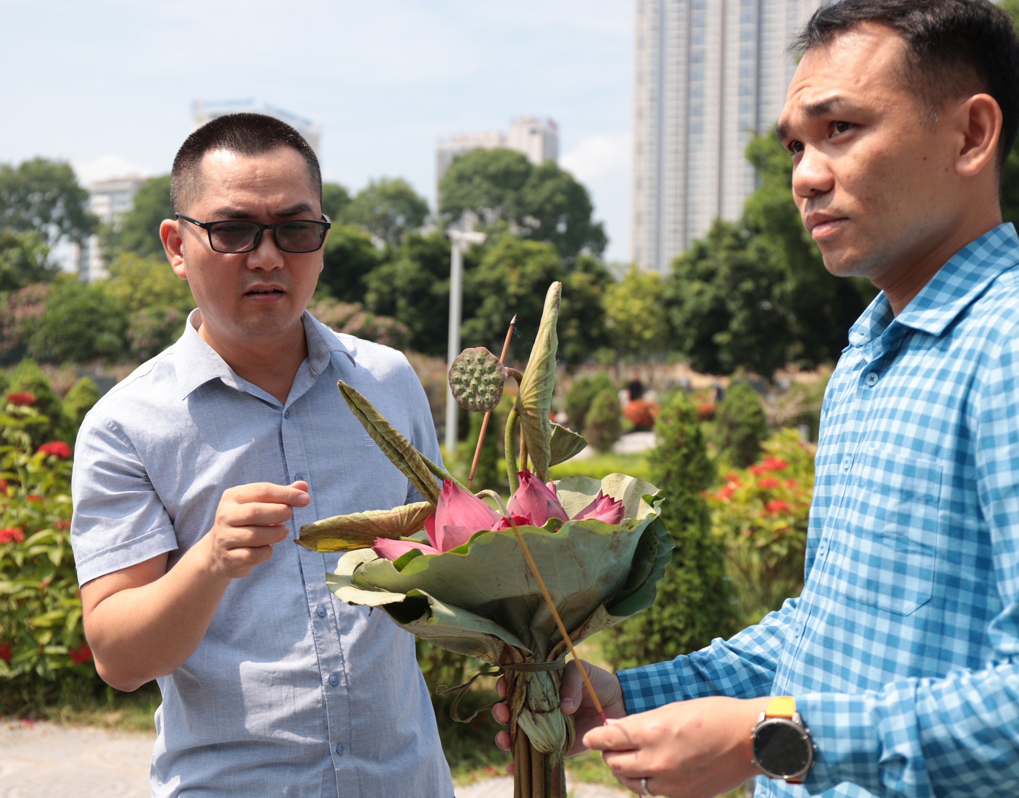 Lá thư tay và những hình ảnh xúc động trước phần mộ cố Tổng Bí thư Nguyễn Phú Trọng trong ngày giỗ đầu- Ảnh 3.