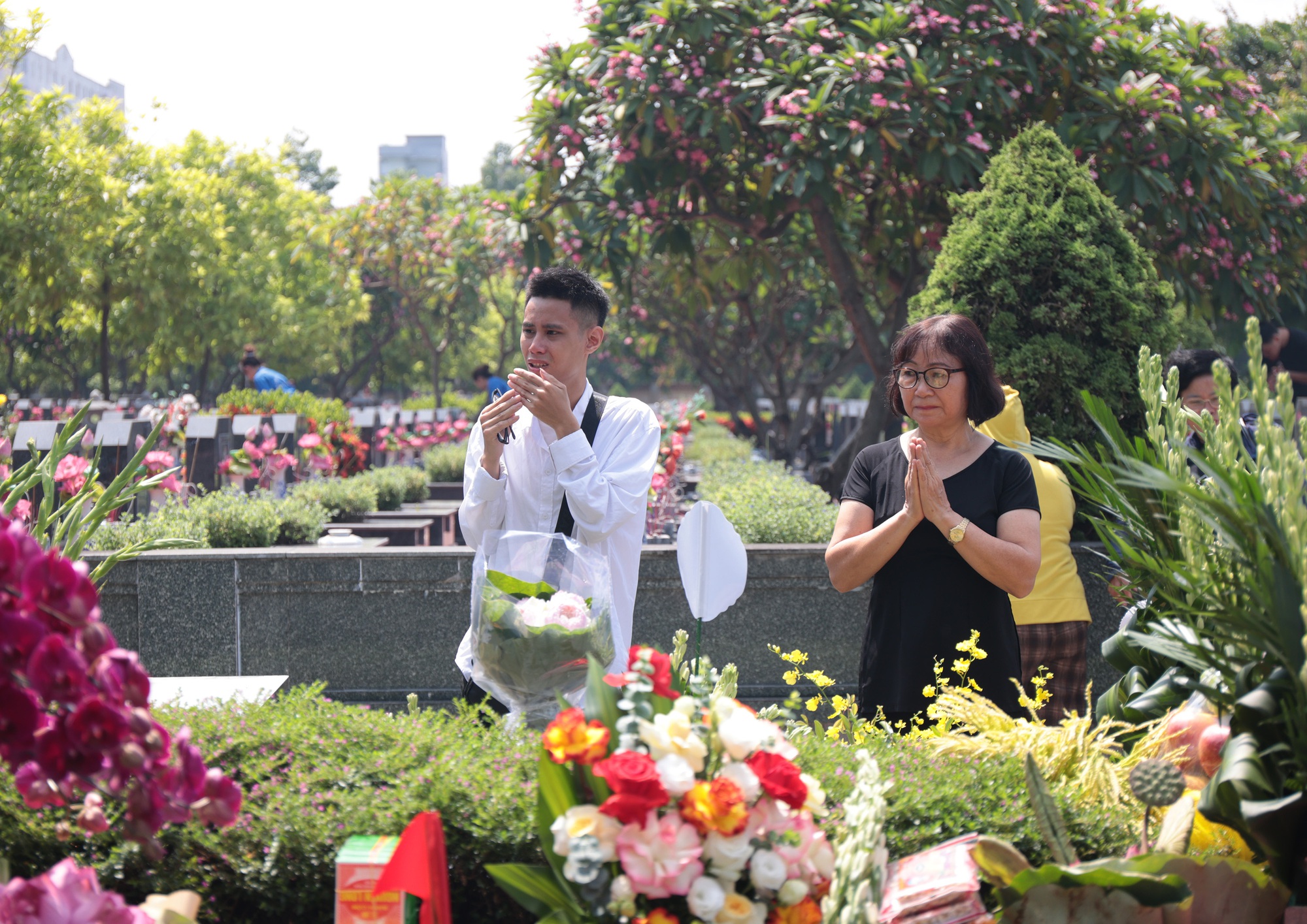 Lá thư tay và những hình ảnh xúc động trước phần mộ cố Tổng Bí thư Nguyễn Phú Trọng trong ngày giỗ đầu- Ảnh 11.