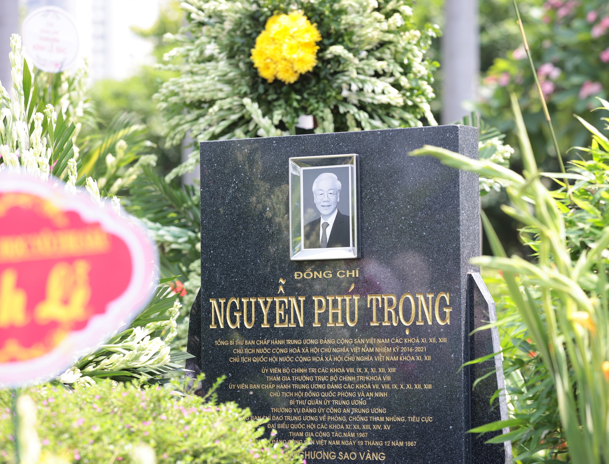 Lá thư tay và những hình ảnh xúc động trước phần mộ cố Tổng Bí thư Nguyễn Phú Trọng trong ngày giỗ đầu- Ảnh 2.