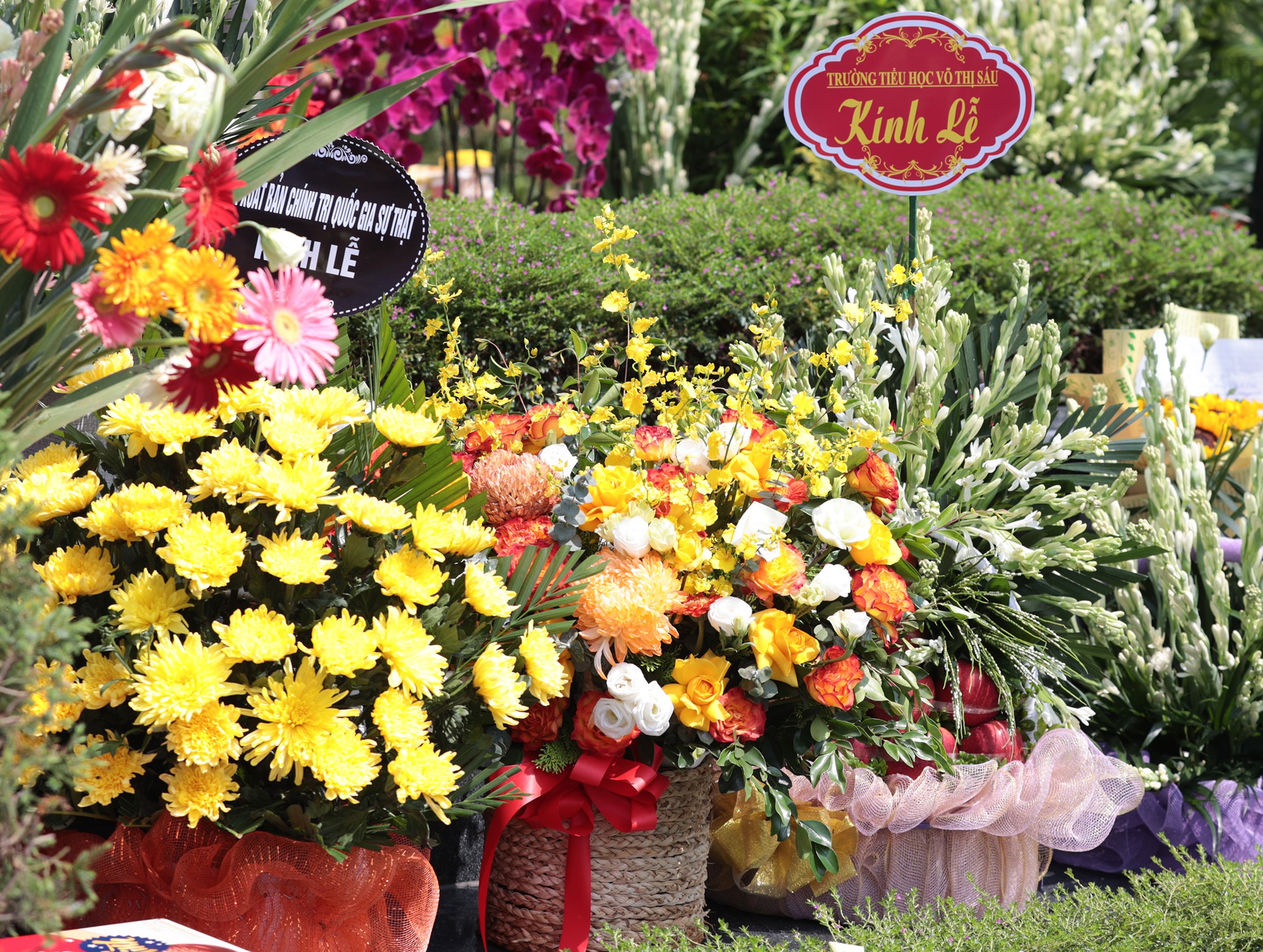 Lá thư tay và những hình ảnh xúc động trước phần mộ cố Tổng Bí thư Nguyễn Phú Trọng trong ngày giỗ đầu- Ảnh 12.