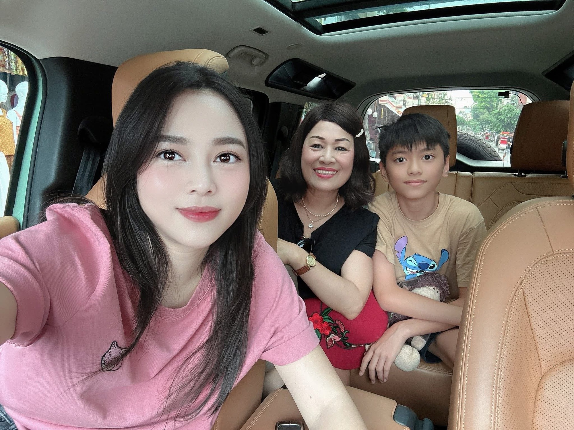Hot mom Hằng Túi khoe ảnh 3 thế hệ gia đình, dân tình ngạc nhiên với thân thế 2 "phú bà" ngồi cạnh nhau- Ảnh 2.