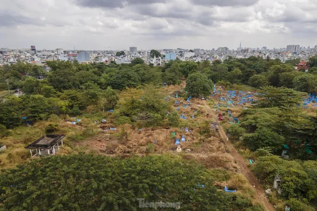 Cận cảnh nghĩa trang lớn nhất TPHCM sắp th&agrave;nh trường học- Ảnh 1.