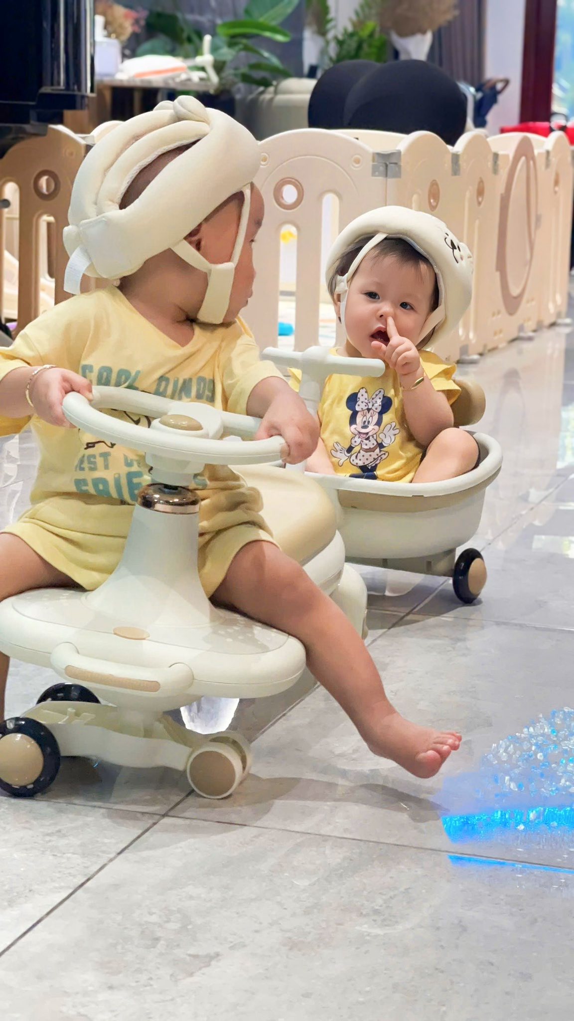 Hai nhóc tỳ nhà Phương Oanh - shark Bình khiến dân mạng cười ngất: Người thì nghiêm túc, người thì lầy hết nấc- Ảnh 5.