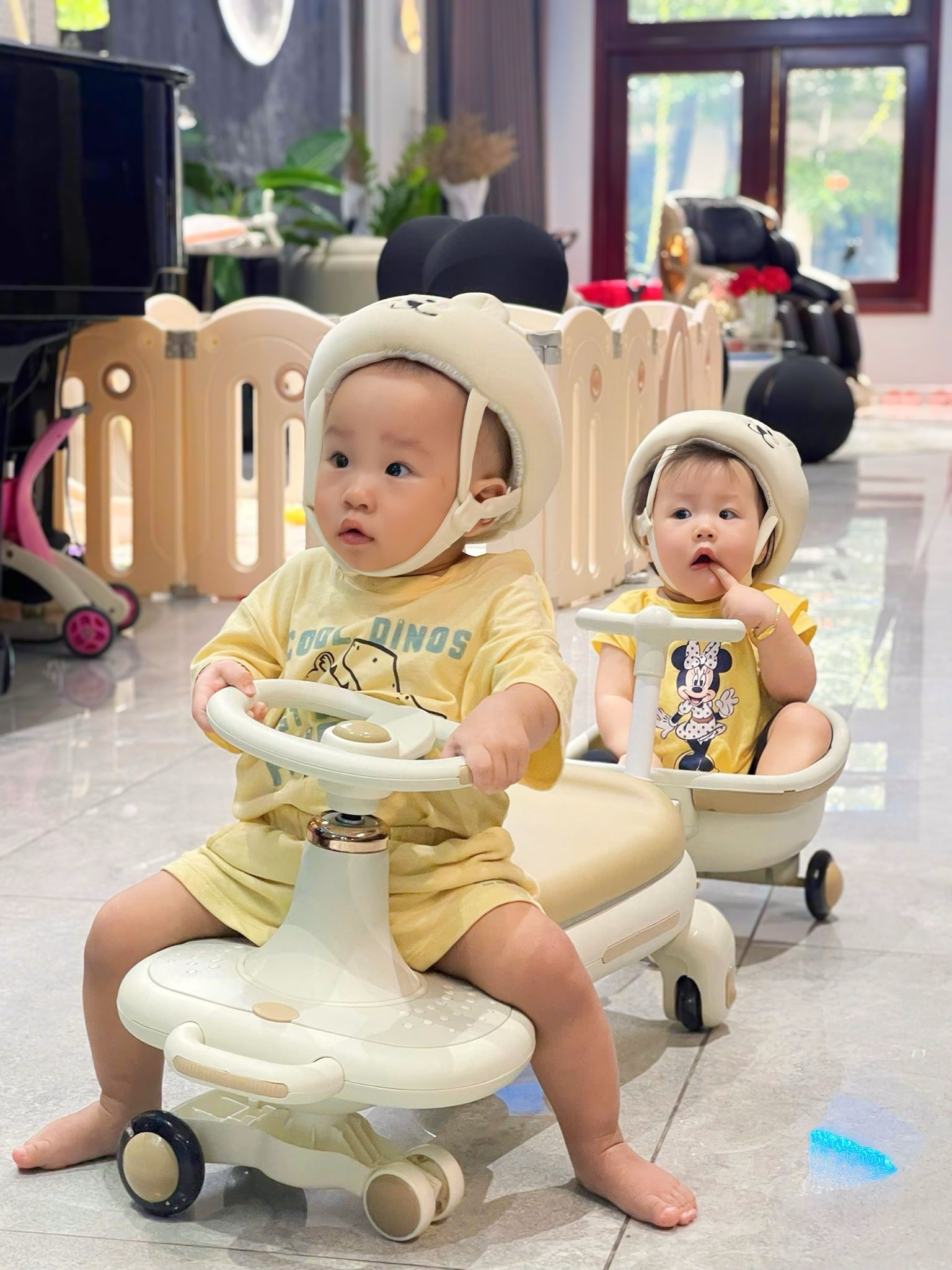 Hai nhóc tỳ nhà Phương Oanh - shark Bình khiến dân mạng cười ngất: Người thì nghiêm túc, người thì lầy hết nấc- Ảnh 3.