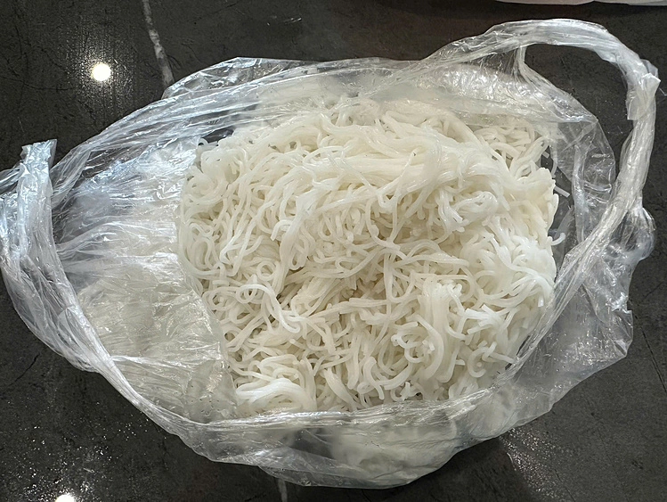 Vụ bún tươi đổi màu đỏ lòm như máu: 6 CẢNH BÁO đến người tiêu dùng để tránh 