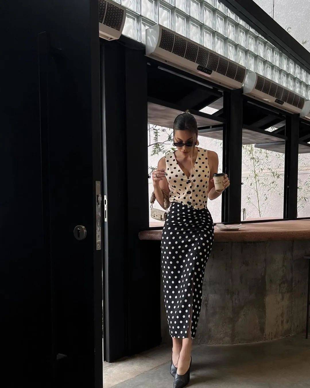Hè này, họa tiết chấm bi "bùng nổ" trở lại: Cách mặc vừa retro vừa trendy khiến ai cũng ngoái nhìn- Ảnh 22.