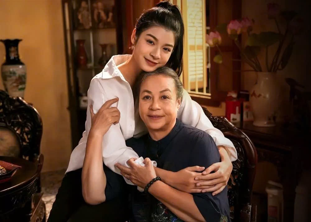 Phim Việt giờ vàng dạo này toàn hoa với nắng, đến cả tên phim cũng quá nghèo nàn- Ảnh 7. Phim Việt giờ vàng dạo này toàn hoa với nắng, đến cả tên phim cũng quá nghèo nàn- Ảnh 7.
