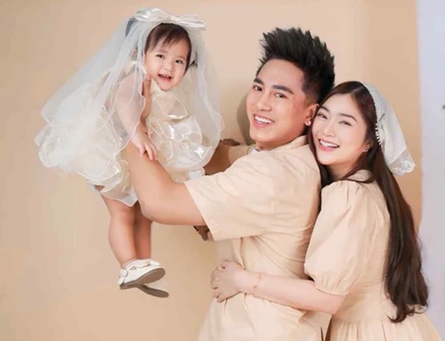 Sao Việt giấu chồng con kín bưng, vừa mới khoe loạt ảnh đã bị chê 