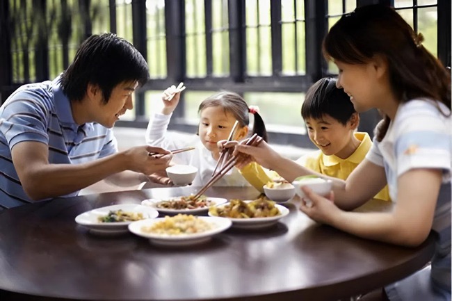 Nghiên cứu chỉ ra: Cha mẹ vô tư làm điều này trong bữa ăn, về lâu dài con cái đau đớn cả về mặt thể xác lẫn tinh thần!- Ảnh 1.