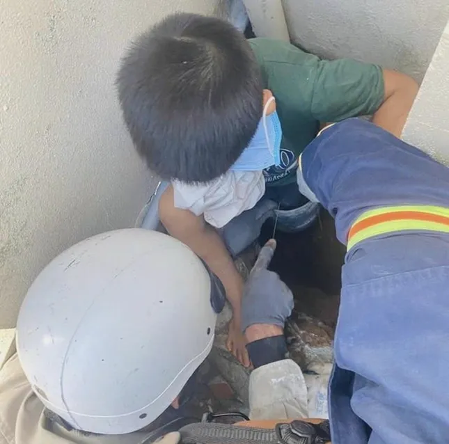 Phá bê tông cứu cháu bé 5 tuổi mắc kẹt ở ống thoát nước- Ảnh 1.