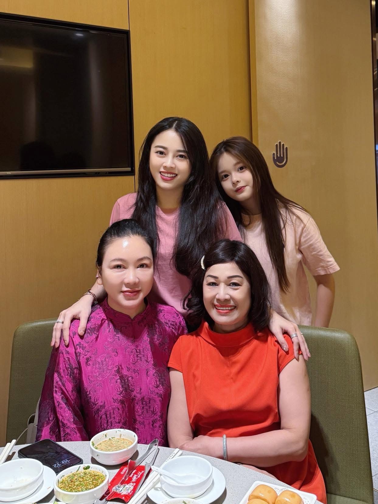 Hot mom Hằng Túi khoe ảnh 3 thế hệ gia đình, dân tình ngạc nhiên với thân thế 2 "phú bà" ngồi cạnh nhau- Ảnh 1.