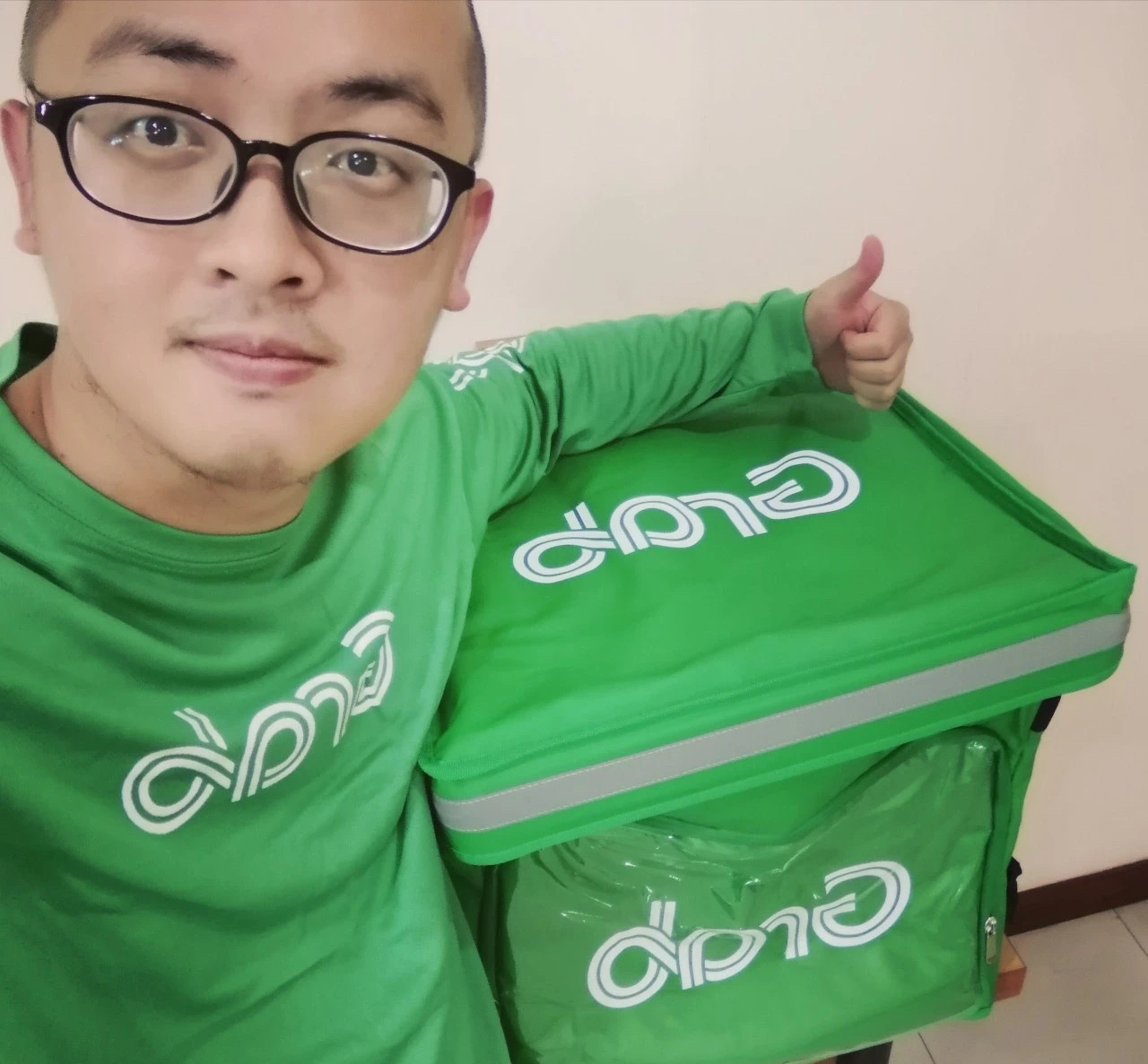 Cất bằng Tiến sĩ, bằng Đại học ở nhà: Cầm bằng lái xe đi làm shipper kiếm 2 triệu/ngày “tiền tươi thóc thật”- Ảnh 1.
