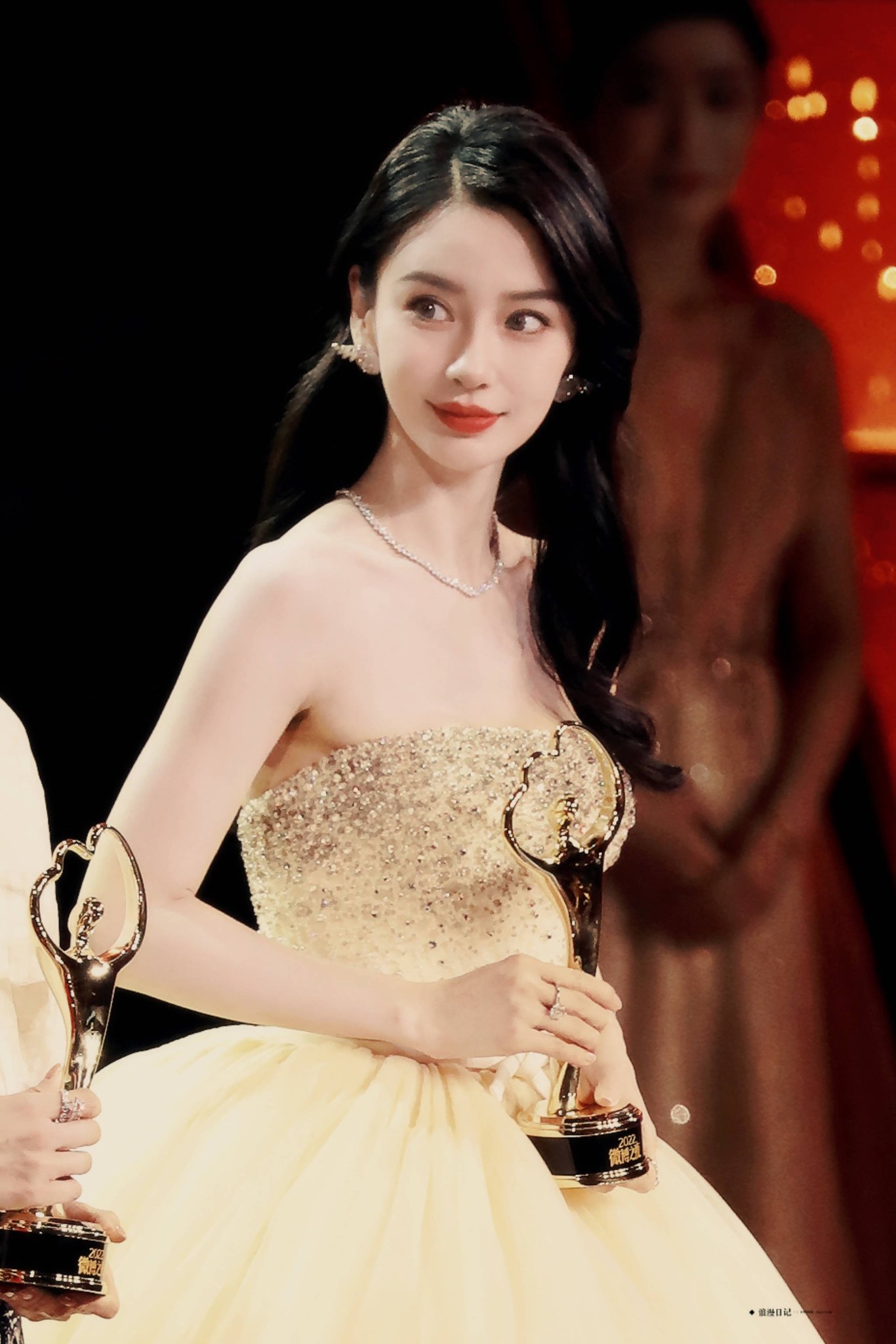 Angelababy tái xuất fashion week quốc tế, fan đồng loạt xin quay lại thảm đỏ Cbiz- Ảnh 13.