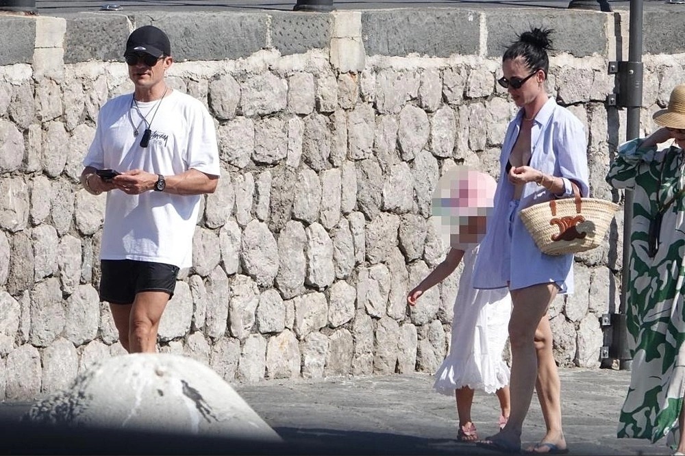 Katy Perry hiên ngang ôm ấp trai lạ trước mặt Orlando Bloom chỉ sau 3 ngày chia tay- Ảnh 3. Katy Perry hiên ngang ôm ấp trai lạ trước mặt Orlando Bloom chỉ sau 3 ngày chia tay- Ảnh 3.