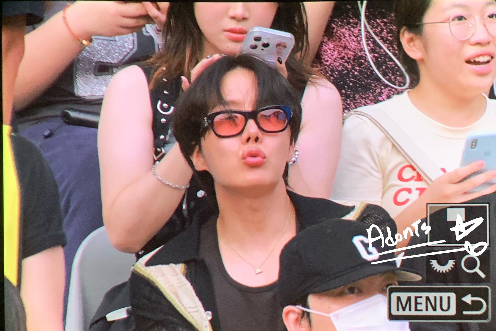 J-Hope (BTS) tranh thủ hẹn hò bạn gái “cả nước biết mặt” tại concert BLACKPINK?- Ảnh 1. J-Hope (BTS) tranh thủ hẹn hò bạn gái “cả nước biết mặt” tại concert BLACKPINK?- Ảnh 1.