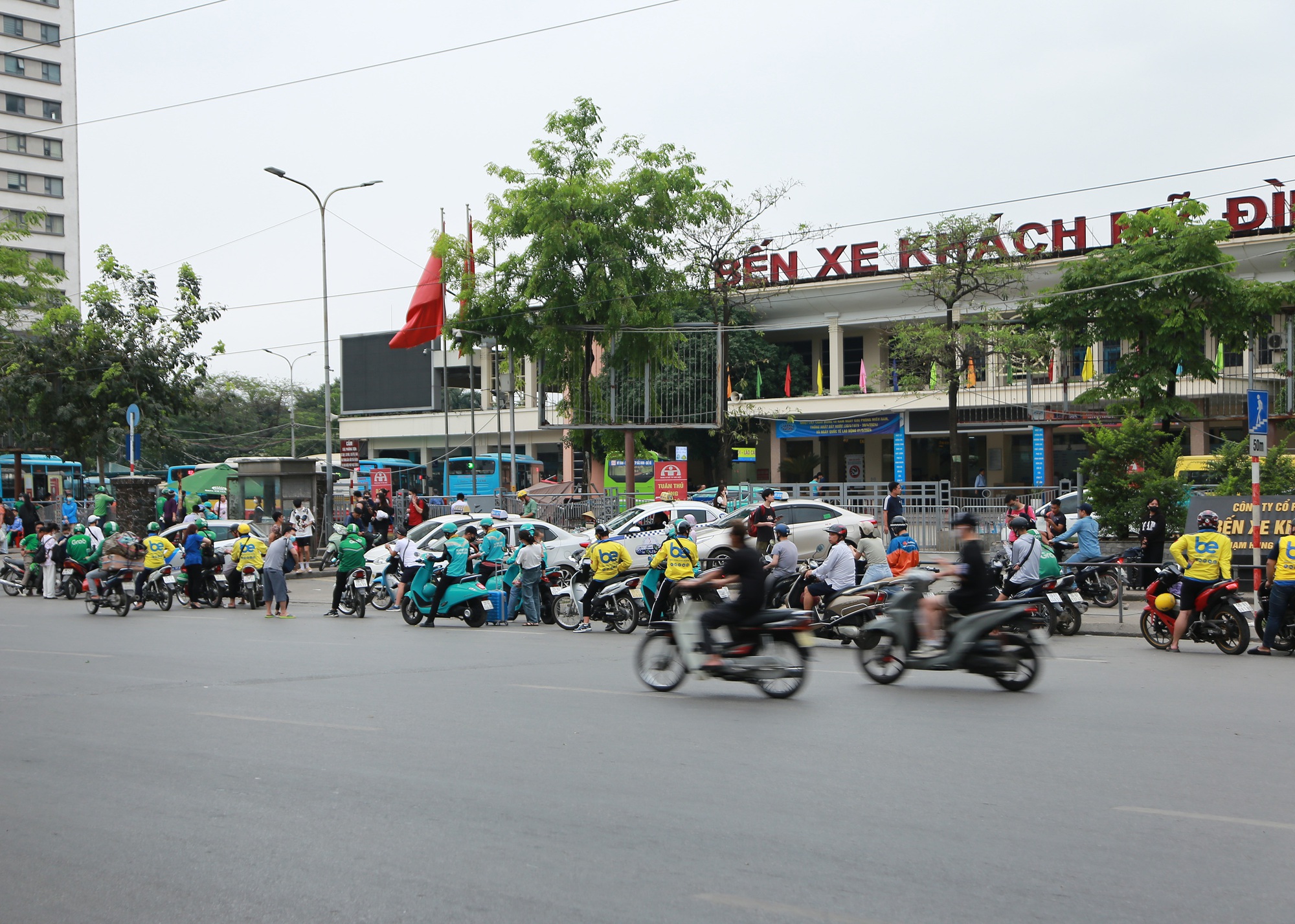 Sau clip "bà bán trà đá đuổi cô gái đợi xe", tình trạng các hàng quán xung quanh bến xe Mỹ Đình ra sao?- Ảnh 2.