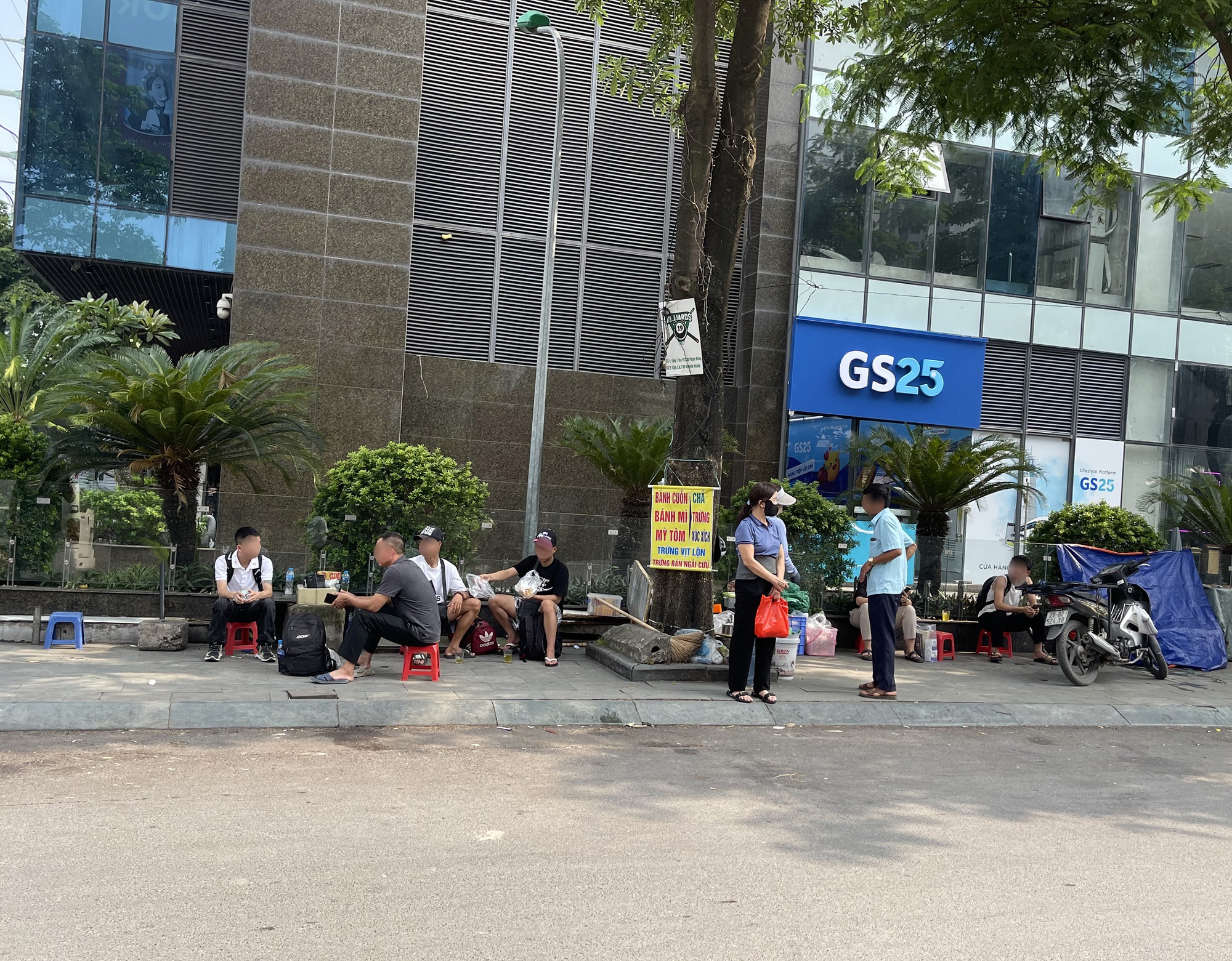 Sau clip "bà bán trà đá đuổi cô gái đợi xe", tình trạng các hàng quán xung quanh bến xe Mỹ Đình ra sao?- Ảnh 5.