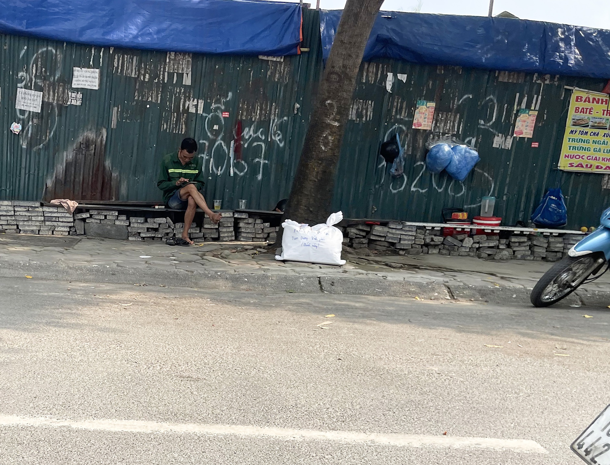Sau clip "bà bán trà đá đuổi cô gái đợi xe", tình trạng các hàng quán xung quanh bến xe Mỹ Đình ra sao?- Ảnh 7.