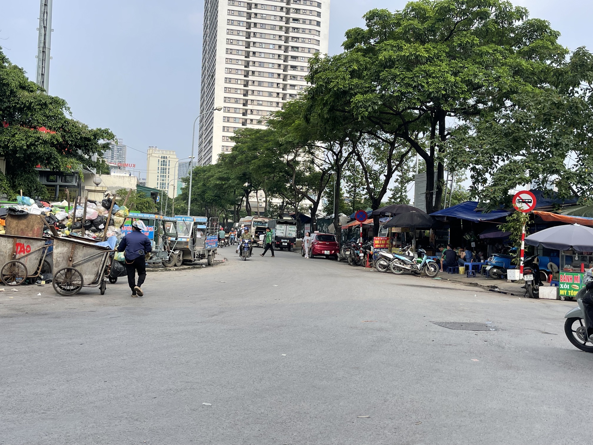 Sau clip "bà bán trà đá đuổi cô gái đợi xe", tình trạng các hàng quán xung quanh bến xe Mỹ Đình ra sao?- Ảnh 3.