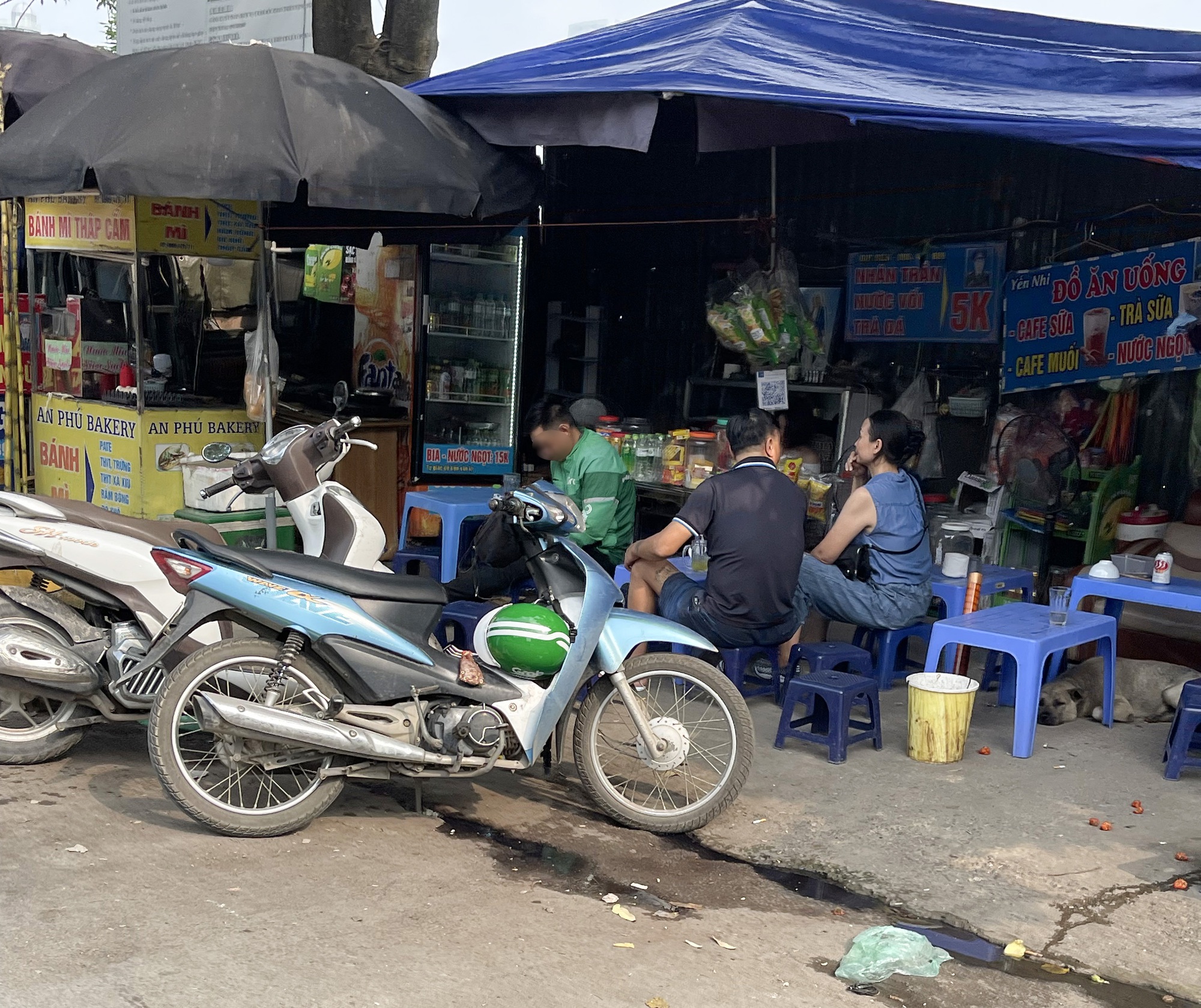 Sau clip "bà bán trà đá đuổi cô gái đợi xe", tình trạng các hàng quán xung quanh bến xe Mỹ Đình ra sao?- Ảnh 4.
