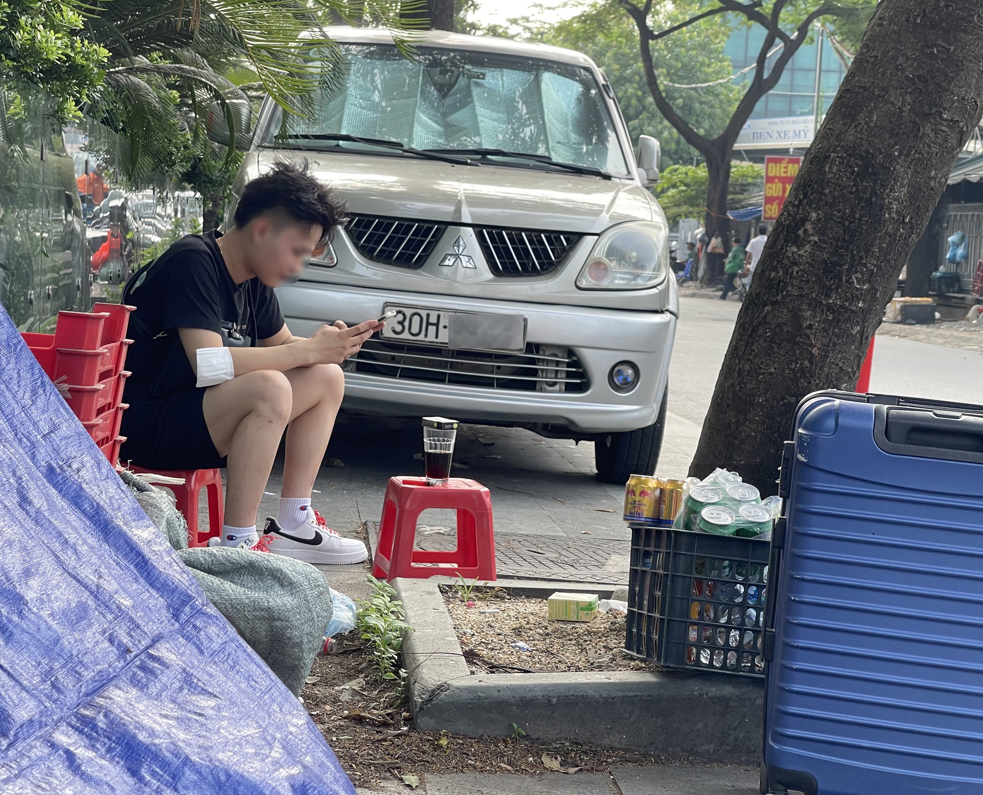Sau clip "bà bán trà đá đuổi cô gái đợi xe", tình trạng các hàng quán xung quanh bến xe Mỹ Đình ra sao?- Ảnh 10.