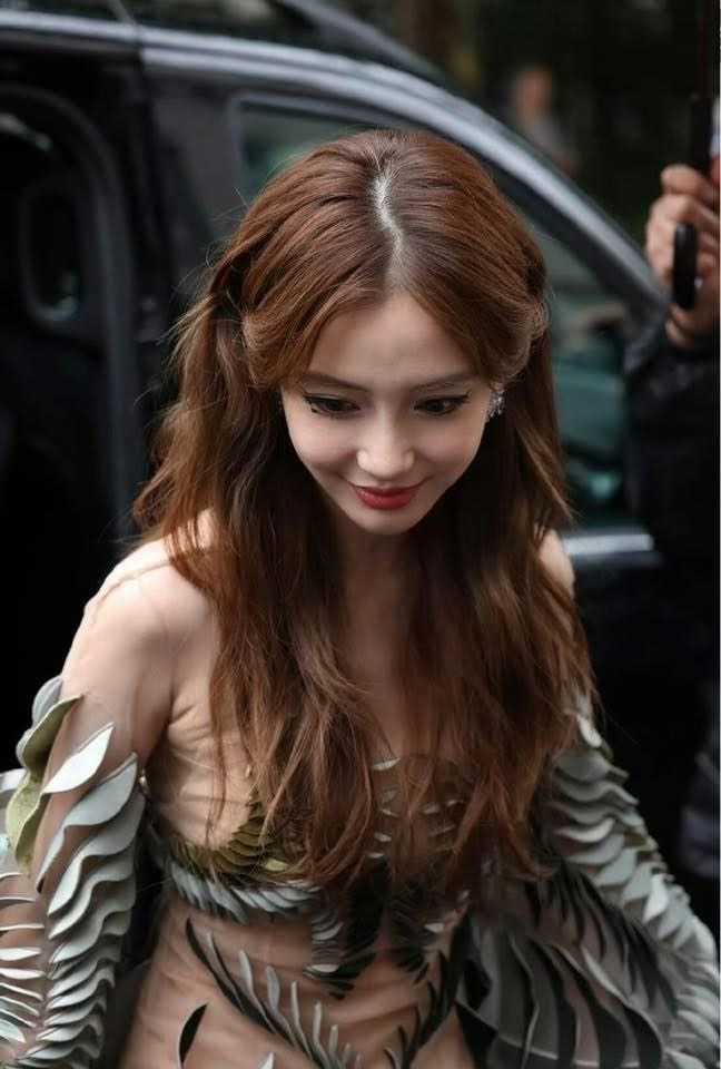 Angelababy tái xuất fashion week quốc tế, fan đồng loạt xin quay lại thảm đỏ Cbiz- Ảnh 6.