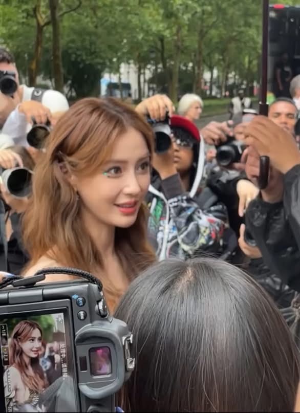 Angelababy tái xuất fashion week quốc tế, fan đồng loạt xin quay lại thảm đỏ Cbiz- Ảnh 10.