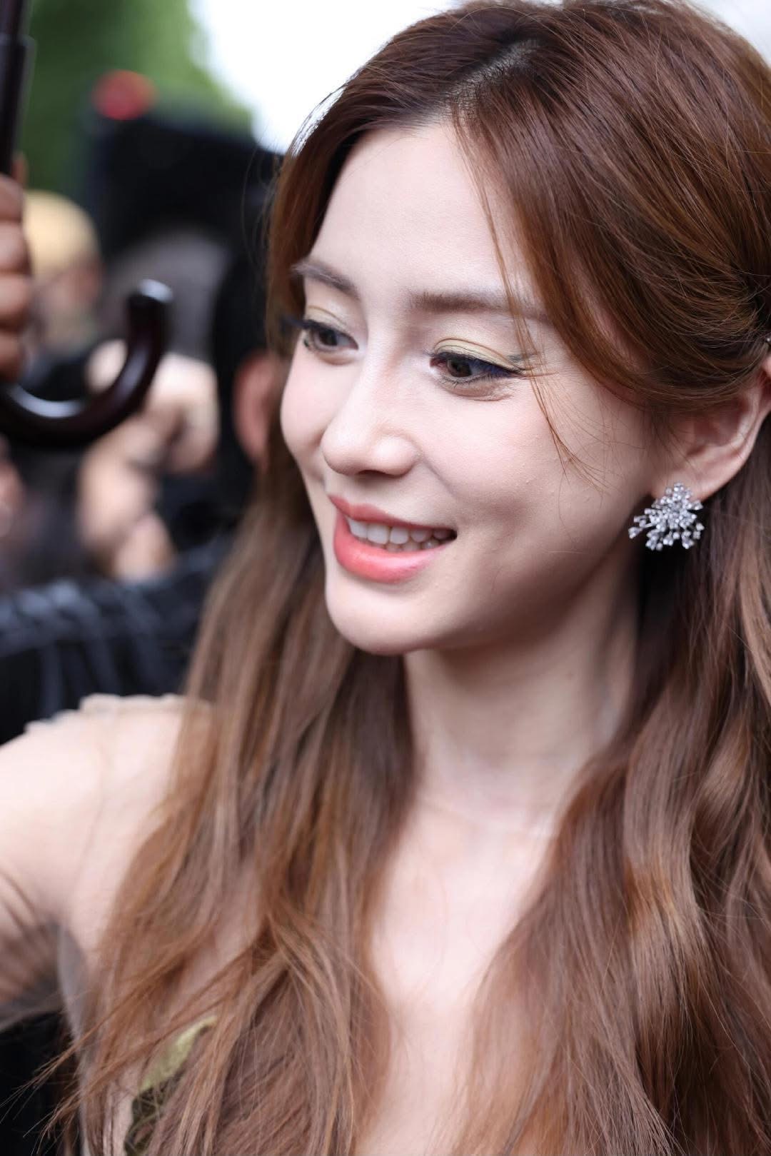 Angelababy tái xuất fashion week quốc tế, fan đồng loạt xin quay lại thảm đỏ Cbiz- Ảnh 8.
