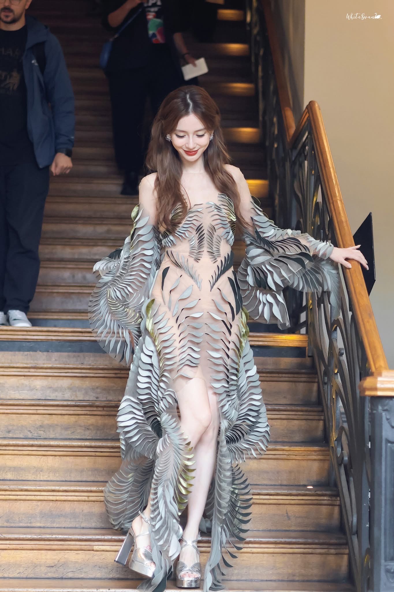 Angelababy tái xuất fashion week quốc tế, fan đồng loạt xin quay lại thảm đỏ Cbiz- Ảnh 1.