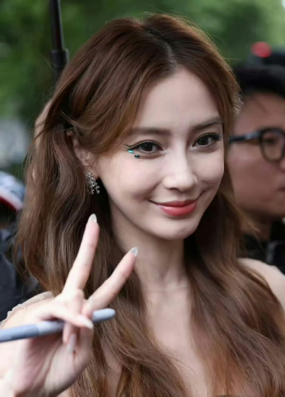 Angelababy tái xuất fashion week quốc tế, fan đồng loạt xin quay lại thảm đỏ Cbiz- Ảnh 7.