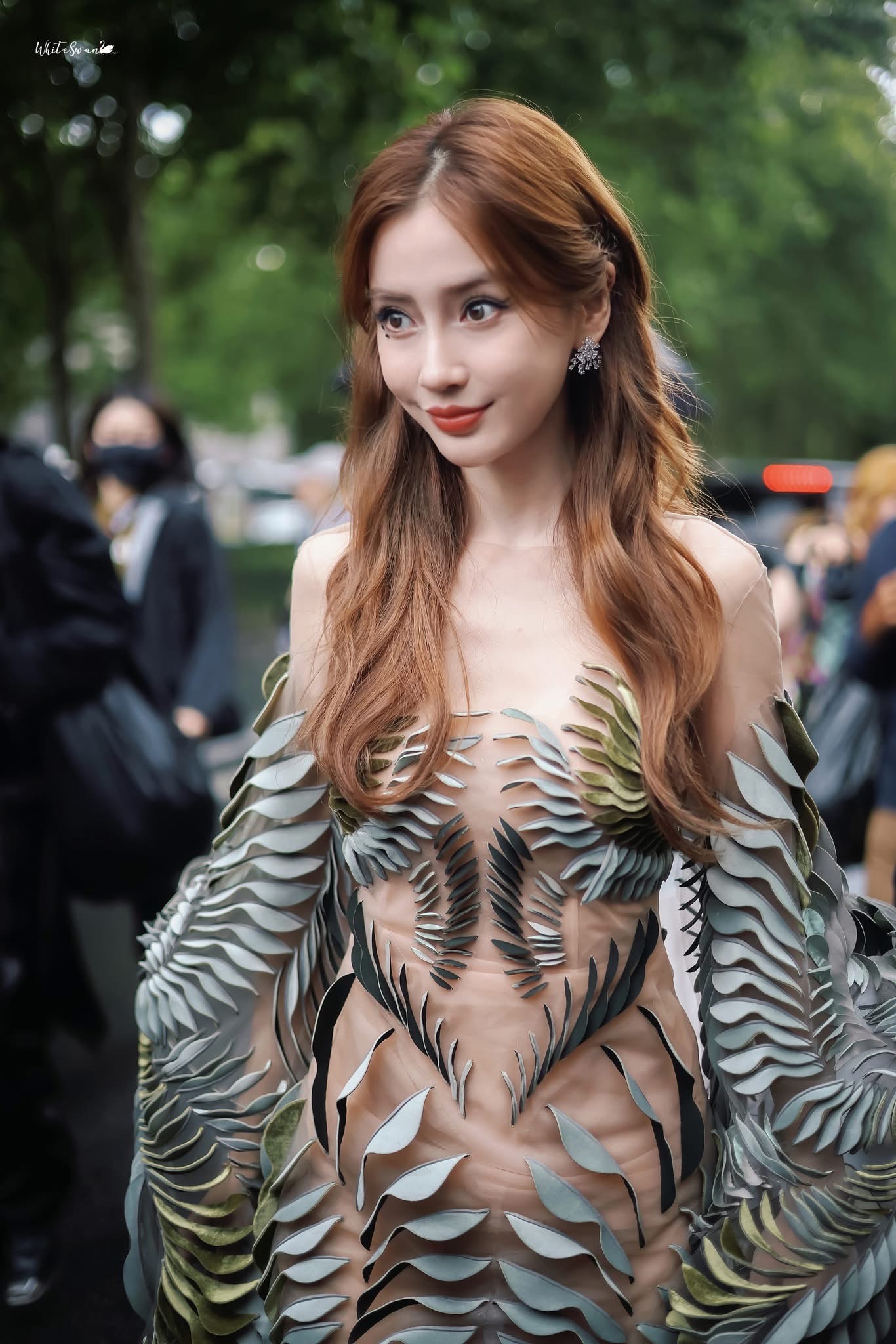 Angelababy tái xuất fashion week quốc tế, fan đồng loạt xin quay lại thảm đỏ Cbiz- Ảnh 4.