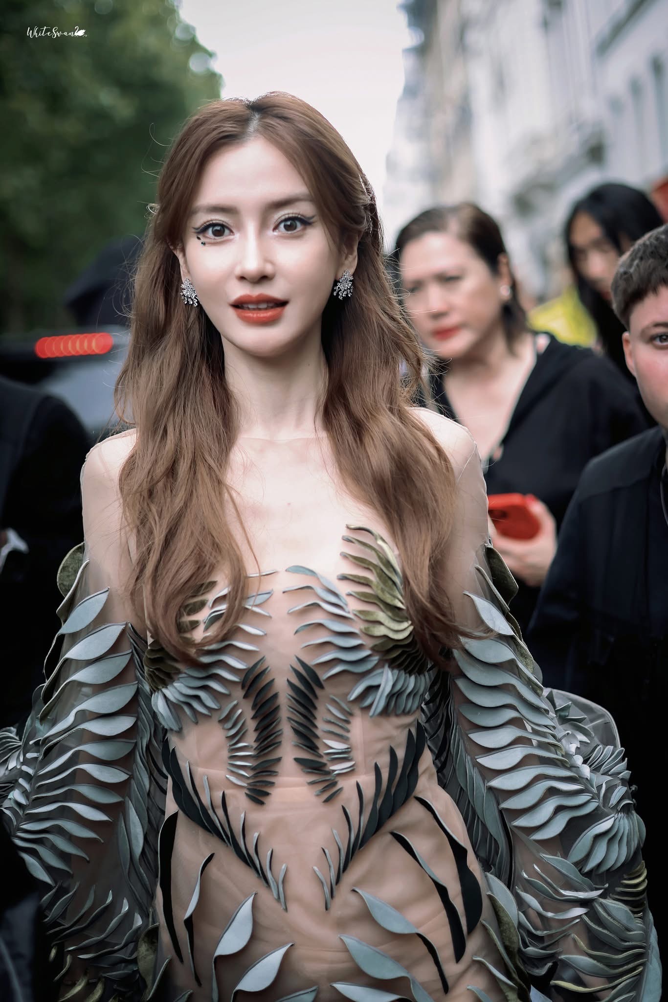 Angelababy tái xuất fashion week quốc tế, fan đồng loạt xin quay lại thảm đỏ Cbiz- Ảnh 5.