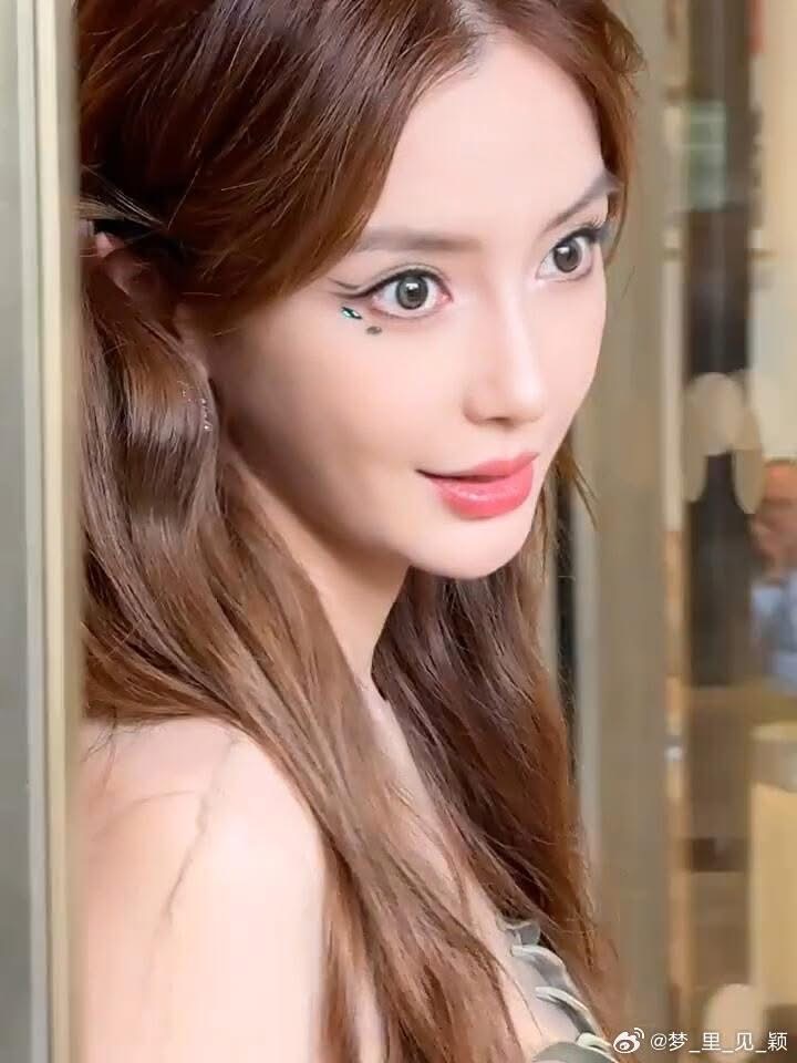 Angelababy tái xuất fashion week quốc tế, fan đồng loạt xin quay lại thảm đỏ Cbiz- Ảnh 9.