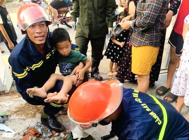 Phá bê tông cứu cháu bé 5 tuổi mắc kẹt ở ống thoát nước- Ảnh 2.