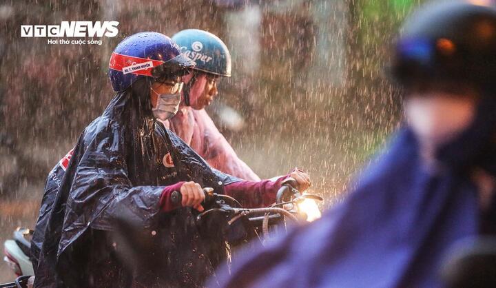 Miền Bắc đón đợt mưa lớn kéo dài 3 ngày- Ảnh 1. Miền Bắc đón đợt mưa lớn kéo dài 3 ngày- Ảnh 1.