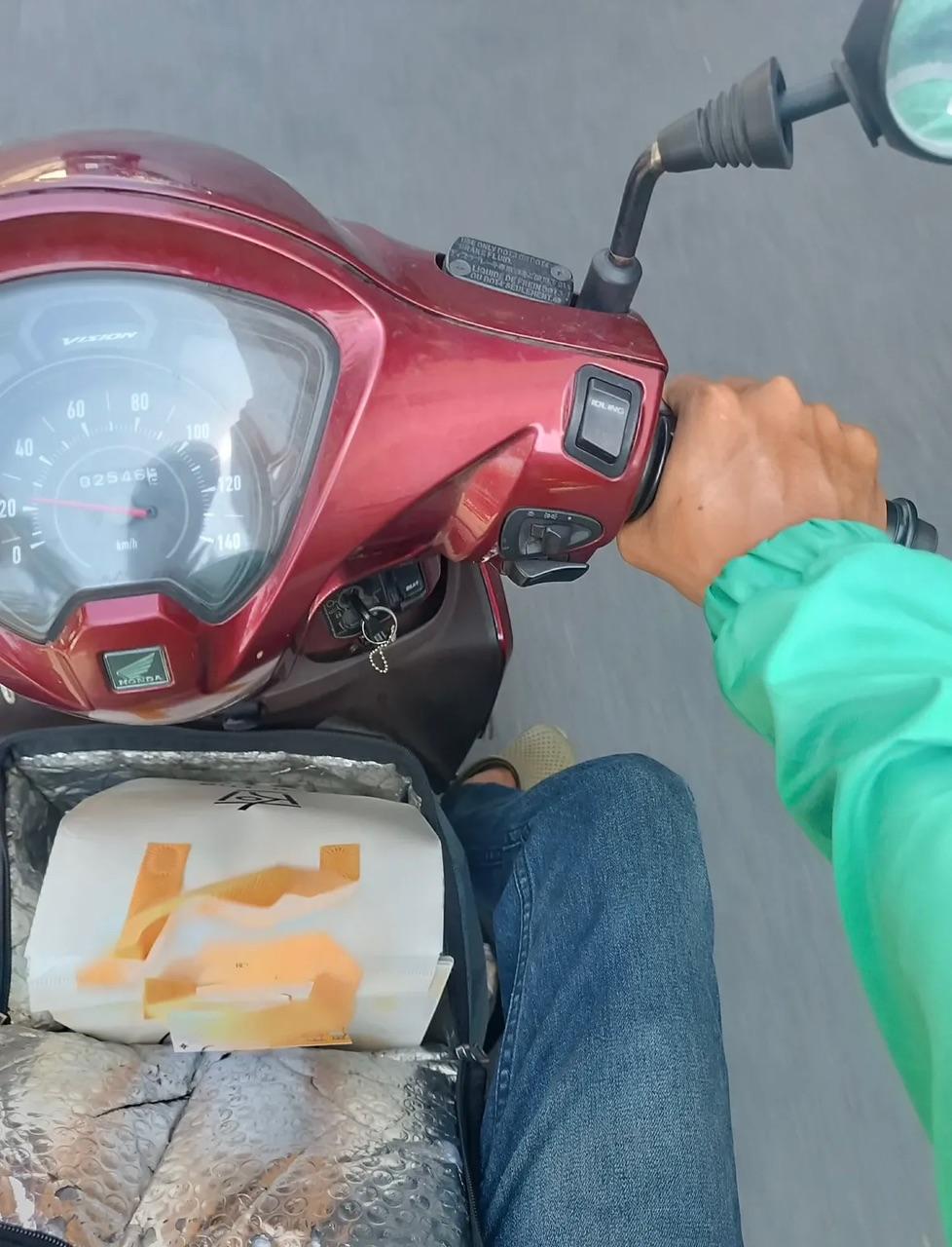Cất bằng Tiến sĩ, bằng Đại học ở nhà: Cầm bằng lái xe đi làm shipper kiếm 2 triệu/ngày “tiền tươi thóc thật”- Ảnh 4.