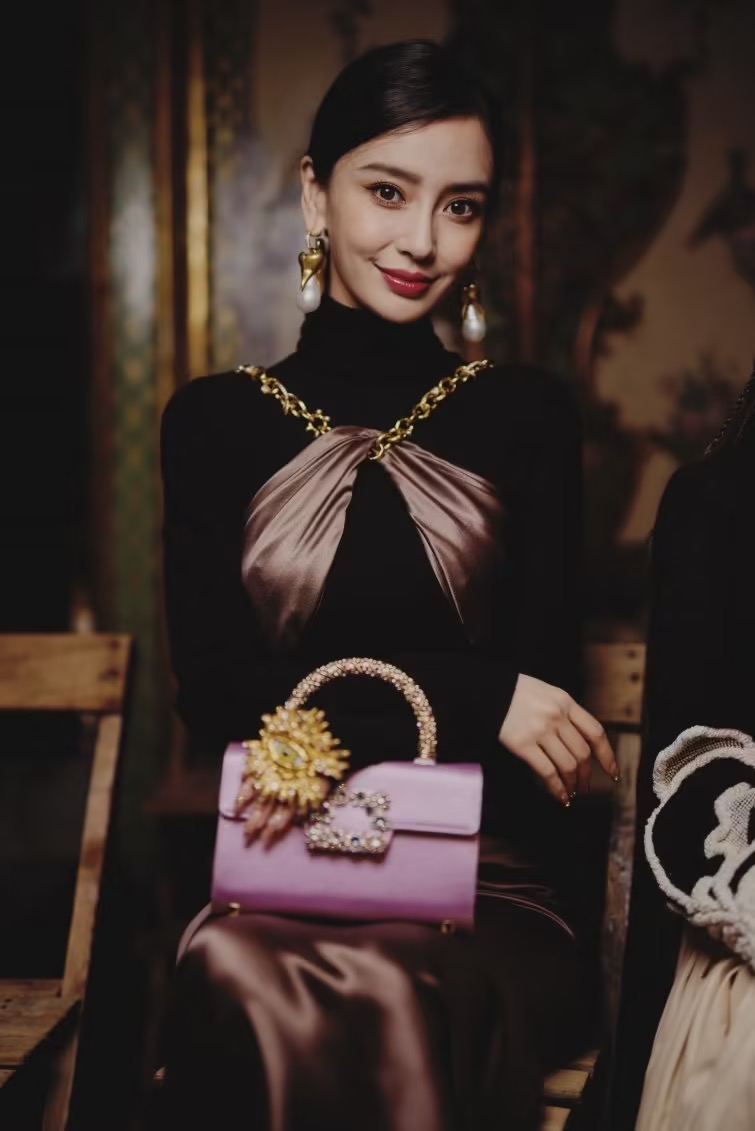 Angelababy tái xuất fashion week quốc tế, fan đồng loạt xin quay lại thảm đỏ Cbiz- Ảnh 16.