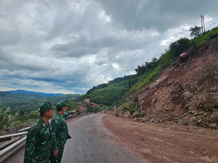 Đất đá sạt lở tràn xuống Quốc lộ 15D, đường lên Cửa khẩu quốc tế La Lay tê liệt- Ảnh 1.