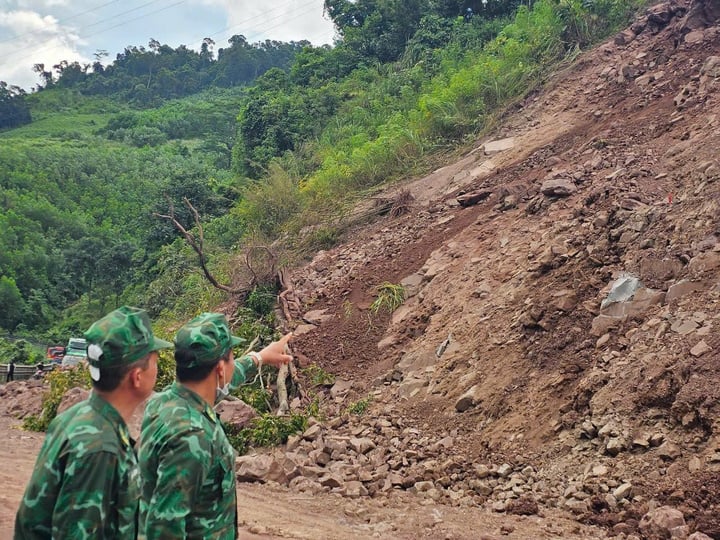 Đất đá sạt lở tràn xuống Quốc lộ 15D, đường lên Cửa khẩu quốc tế La Lay tê liệt- Ảnh 2.