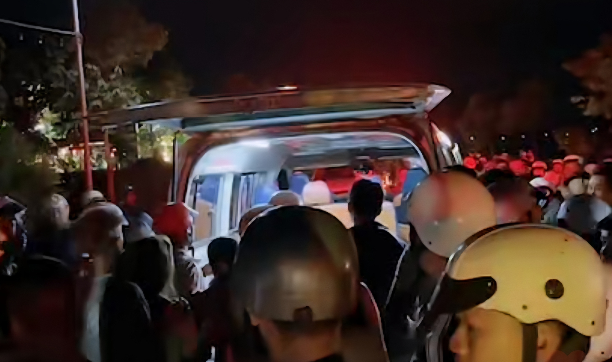 Tìm kiếm 2 cháu nhỏ dưới hồ nước rộng hơn 200 ha trong đêm- Ảnh 4. Tìm kiếm 2 cháu nhỏ dưới hồ nước rộng hơn 200 ha trong đêm- Ảnh 4.