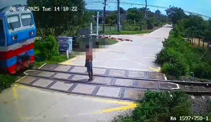 Người đàn ông đứng giữa đường ray bị tàu hỏa tông tử vong- Ảnh 1.
