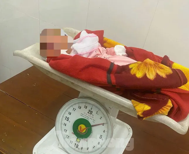 Bé gái sơ sinh bị bỏ rơi ở nhà văn hóa kèm bức thư viết tay nhờ người "nuôi giúp"- Ảnh 1. Bé gái sơ sinh bị bỏ rơi ở nhà văn hóa kèm bức thư viết tay nhờ người "nuôi giúp"- Ảnh 1.