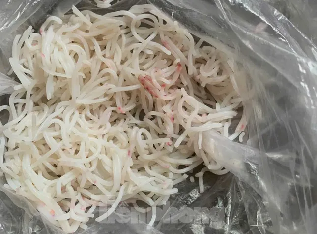 Đà Nẵng: Thêm người dân mua bún tươi về ăn bỗng đổi màu sau một đêm- Ảnh 2. Đà Nẵng: Thêm người dân mua bún tươi về ăn bỗng đổi màu sau một đêm- Ảnh 2.